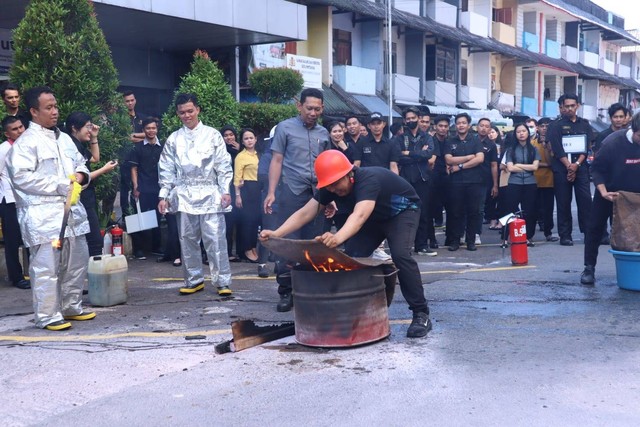 Tim Fire Fighting sedang melakukan simulasi penggunaan Fire Blanket, Pontianak, 19 Juli 2023. Foto: Dok. Aston Pontianak