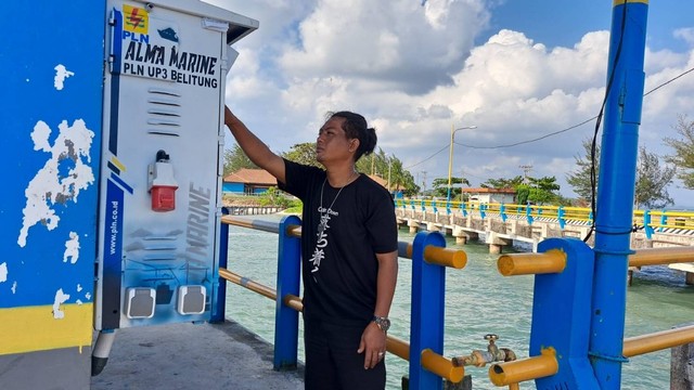 Seorang Anak Buah Kapal (ABK) menggunakan Anjungan Listrik Mandiri (ALMA) untuk keperluan kapal selama bersandar di Dermaga Water Front, Pelabuhan Tanjung Ru, Belitung.  Foto: PLN