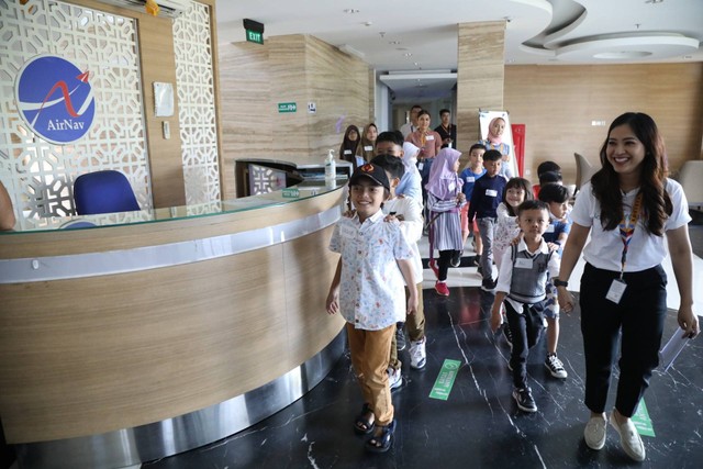 Sejumlah anak mengikuti kegiatan acara Role-Playing Trip kumparanMOM saat mengunjungi kantor AirNav Indonesia di kawasan Bandara Soekarno-Hatta, Tangerang, Selasa (18/7/2023).  Foto: Aditia Noviansyah/kumparan