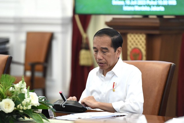 Presiden Joko Widodo memimpin rapat terbatas membahas antisipasi dan kesiapan dalam menghadapi ancaman fenomena iklim El Nino di Istana Merdeka, Jakarta, Selasa (18/7/2023).  Foto: Biro Pers Sekretariat Presiden