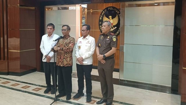 Konpers Menkopolhukam Mahfud MD didampingi Jampidum Kejagung hingga Kajati Sumut terkait mafia tanah di Sumut. Foto: Annisa Thahira Madina/kumparan