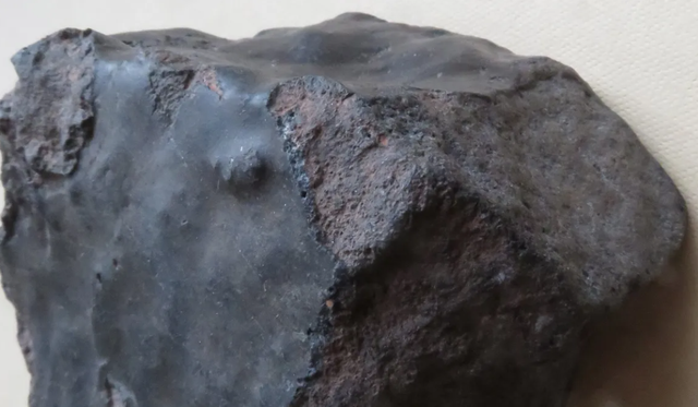 Penampakan meteorit yang diduga berasal dari Bumi.  Foto: Jerome Gattacceca/The Meteoritical Society