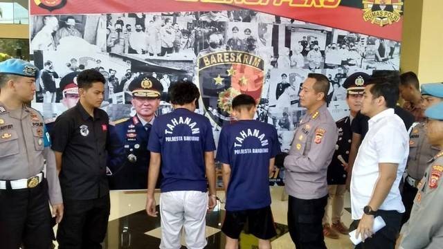 Konferensi pers Polresta Bandung terkait kasus pembunuhan sopir taksi online, Selasa (18/7/2023). Foto: Dok. Istimewa