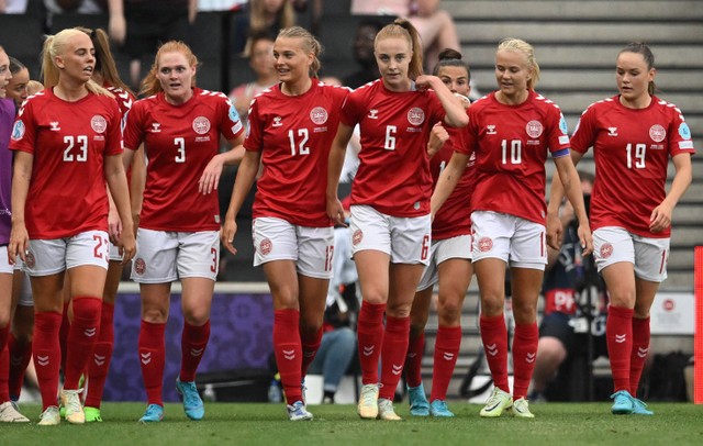 Timnas Wanita Denmark saat melawan Finlandia pada pertandingan Grup B UEFA Women's Euro 2022 di Stadium MK di Milton Keynes, utara London pada 12 Juli, 2022. Foto: JUSTIN TALLIS / AFP