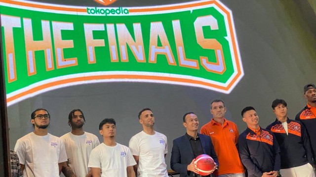 Dirut IBL, Junas Miradiarsyah, bersama pemain Prawira Bandung dan Pelita Jaya saat konferensi pers jelang final IBL 2023 di Gold Dragon, Spark Senayan, Jakarta, pada 18 Juli 2023. Foto: Soni Insan Bagus L/kumparan