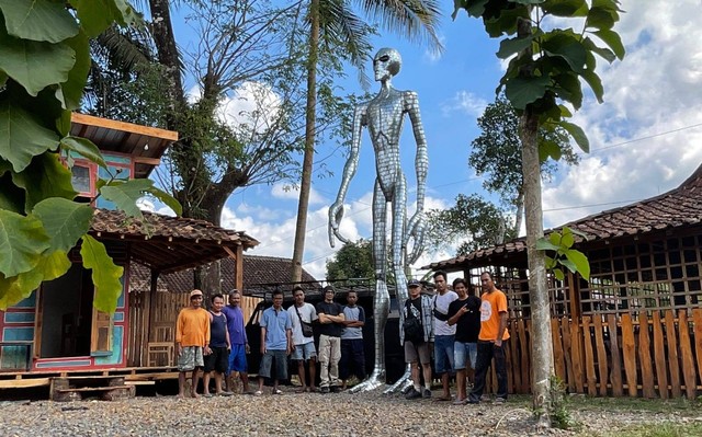 Patung alien di kampung alien. Foto: Venzha Christ