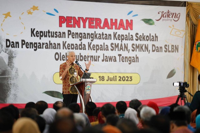 Ganjar Pranowo dalam pengangkatan kepala sekolah lingkungan Pemprov Jawa Tengah di Balai Pengembangan Pendidikan Khusus, Kecamatan Tembalang, Kota Semarang, Selasa (18/7/2023). Foto: Dok. Istimewa