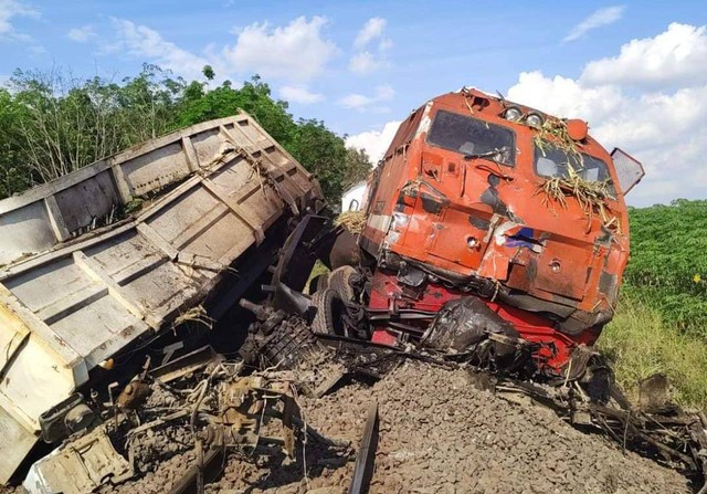 Kecelakaan melibatkan kereta api Kuala Stabas dan sebuah mobil truk Fuso di perlintasan kereta api di kilometer 81+0/1 Blambangan Pagar - Kalibalangan, Kabupaten Lampung Utara. | Foto : Istimewa.