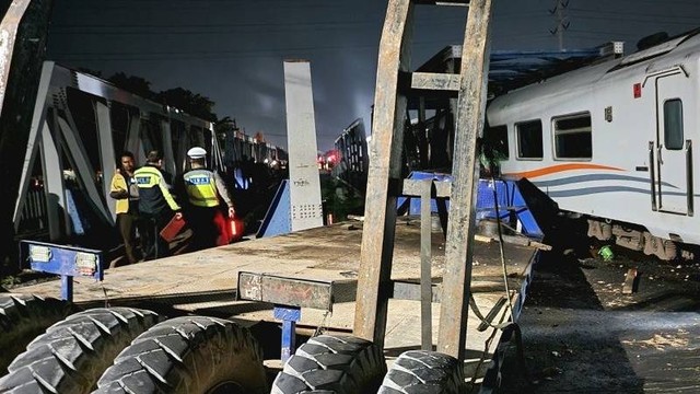 Bagian truk yang tertabrak KA Brantas di perlintasan Madukoro, Kota Semarang, Jawa Tengah, Selasa (18/7/2023) malam. Foto: I.C. Senjaya/Antara