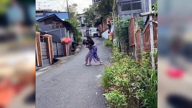 Potongan video viral dua orang perempuan muda di Manado saling baku pukul.