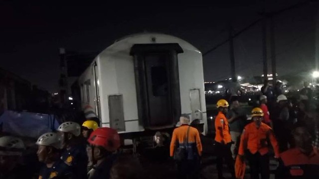 Evakuasi kereta api Brantas di pintu Madukoro Semarang usai tertemper truk hingga terbakar. Foto: Intan Alliva Khansa/kumparan