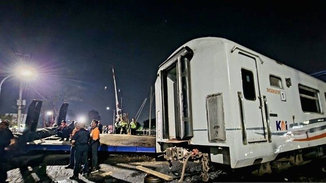 KA Brantas terlibat kecelakaan dengan sebuah truk di perlintasan sebidang Jalan Madukoro Semarang, Selasa (18/7/2023) malam. Foto: I.C. Senjaya/Antara