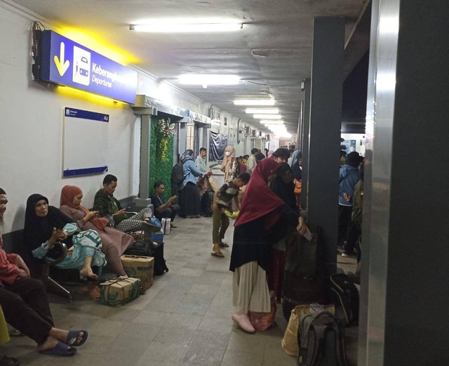 Kecelakaan Kereta vs Mobil Truk di Lampung, Penumpang Dievakuasi Menggunakan Bus