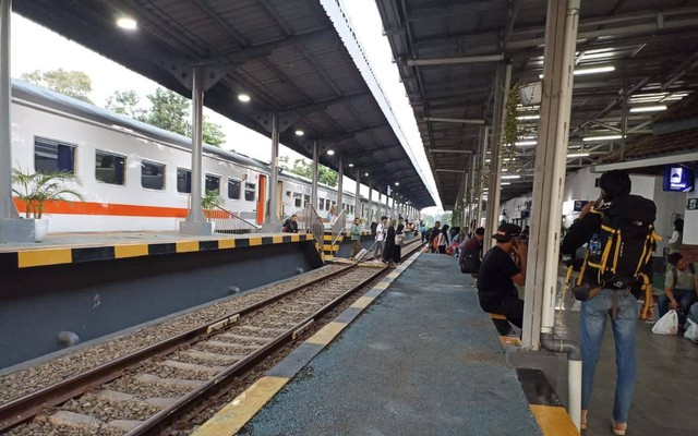 Kecelakaan Kereta vs Mobil Truk di Lampung, Penumpang Dievakuasi Menggunakan Bus (1)