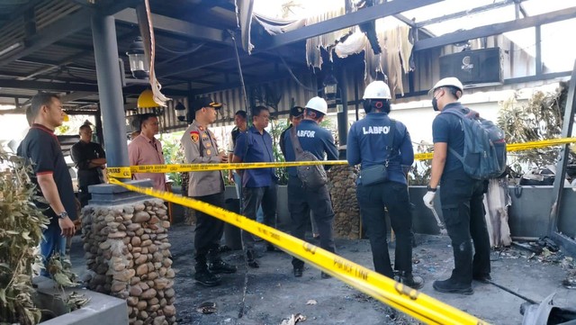 Polisi olah tkp lokasi kebakaran Gedung K-Link, Jalan Gatot Subroto, Setiabudi, Jakarta Selatan. Foto: Dok. Istimewa