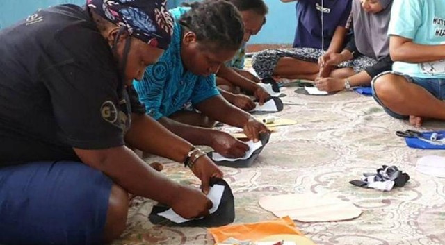 foto ibu - ibu sedang menulis permasalahan kritis yang di alami wanita. dok. istimewa bentara papua