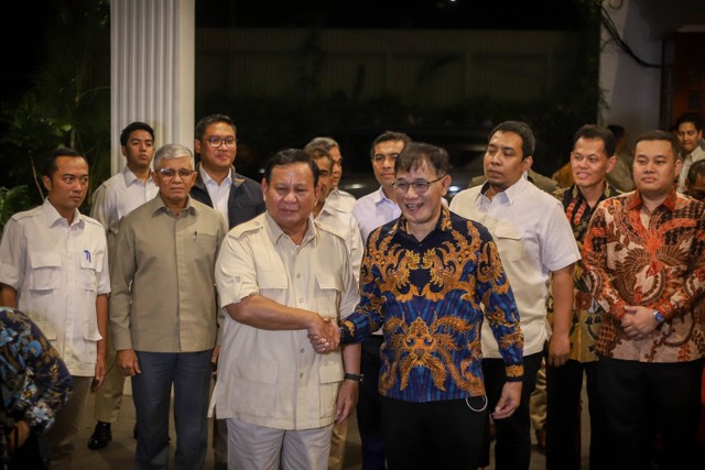 Ketua Umum Partai Gerindra Prabowo Subianto berjabat tangan dengan politisi Budiman Sudjatmiko usai berkunjung ke Kediaman Prabowo di Rumah Kertanegara, Kebayoran Baru, Jakarta Selatan, Selasa (18/7/2023). Foto: Jamal Ramadhan/kumparan