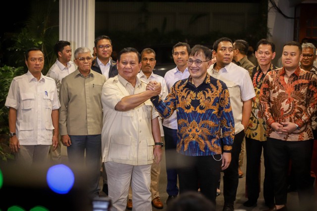 Ketua Umum Partai Gerindra Prabowo Subianto berjabat tangan dengan politisi Budiman Sudjatmiko usai berkunjung ke Kediaman Prabowo di Rumah Kertanegara, Kebayoran Baru, Jakarta Selatan, Selasa (18/7/2023). Foto: Jamal Ramadhan/kumparan