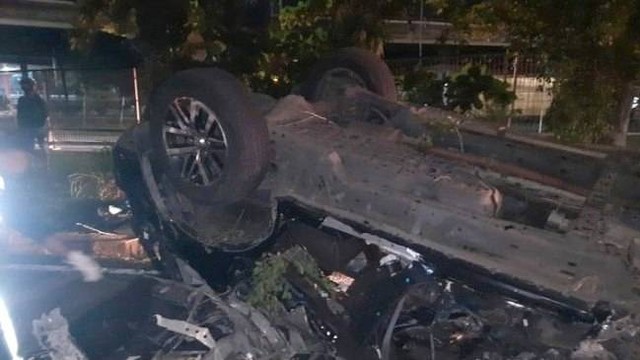 Kecelakaan lalu lintas melibatkan mobil Toyota Fortuner terjadi di Exit Tol Plumpang tepatnya di Jalan Yos Sudarso arah Tanjung Priok, Jakarta Utara pada Selasa (18/7) malam. Foto: Instagram/@tmcpoldametro