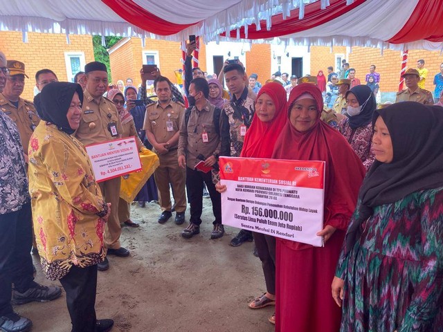 Mensos Tri Rismaharini saat menyerahkan bantuan bagi masyarakat korban kebakaran di Kendari. Foto: Moch Ijah
