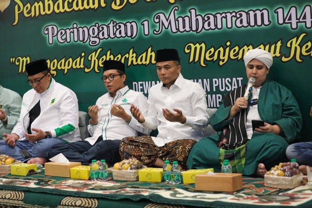 DPP PPP saat memperingati 1 Muharram 1445 Hijriah dengan pembacaan doa awal dan akhir tahun di Kantor DPP PPP Menteng, Jakarta Pusat, Selasa (18/7/2023). Foto: Dok. Istimewa