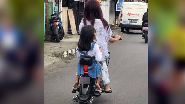 Sepeda listrik dikendarai anak-anak di jalan raya.