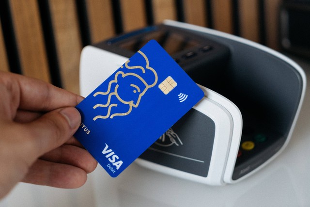 Ilustrasi Cara Mengecek E-Money Mandiri dengan Aplikasi dan ATM. Foto: Unsplash/CardMapr.nl.