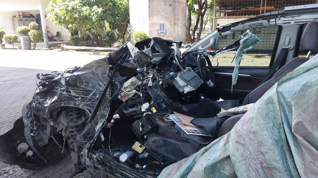 Kondisi mobil Fortuner yang ringsek usai kecelakaan di Jakarta Utara, Rabu (19/7/2023).  Foto: Fachrul Irwinsyah/kumparan