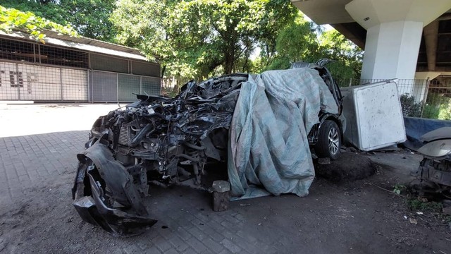 Kondisi mobil Fortuner yang ringsek usai kecelakaan di Jakarta Utara, Rabu (19/7/2023).  Foto: Fachrul Irwinsyah/kumparan