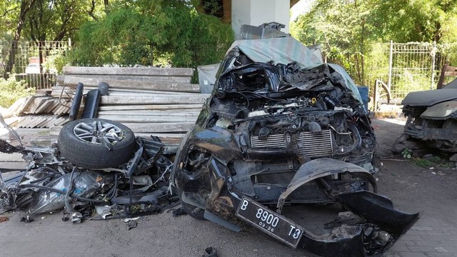 Kondisi mobil Fortuner yang ringsek usai kecelakaan di Jakarta Utara, Rabu (19/7/2023).  Foto: Fachrul Irwinsyah/kumparan