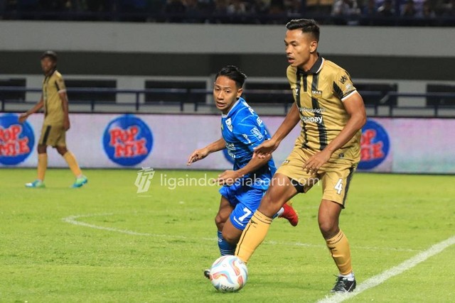 Beckham Putra (kiri) dan Asep Berlian dalam laga Persib vs Dewa United di Stadion Gelora Bandung Lautan Api, Jumat (14/7/2023) saat lanjutan Liga 1. Foto: Liga Indonesia Baru