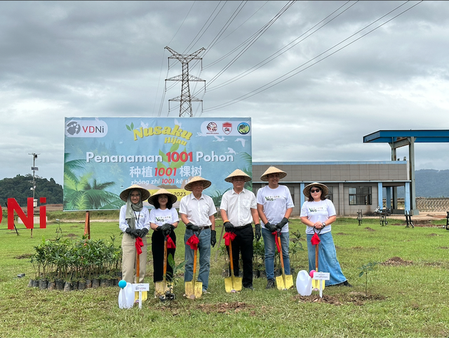 Foto bersama usai penanaman pohon secara simbolik oleh pihak PPI Dunia dan PT VDNI di Kawasan Industri PT VDNI, 18 Juli 2023.