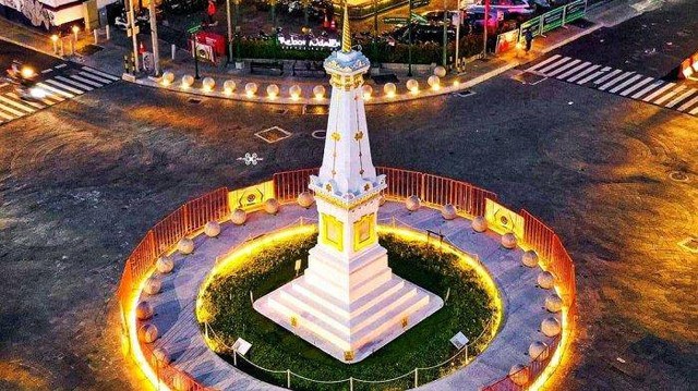 Tugu Pal Putih Yogya yang dikelilingi oleh pagar besi portabel pada malam hari. Foto: visitingjogja.jogjaprov.go.id