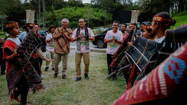 Menteri Pariwisata dan Ekonomi Kreatif (Menparekraf) Republik Indonesia, Sandiaga Salahuddin Uno di Kaldera Toba, Kabupaten Toba, Sumatera Utara pada Rabu (17/7/2023).  Foto: Dok: Kemenparekraf