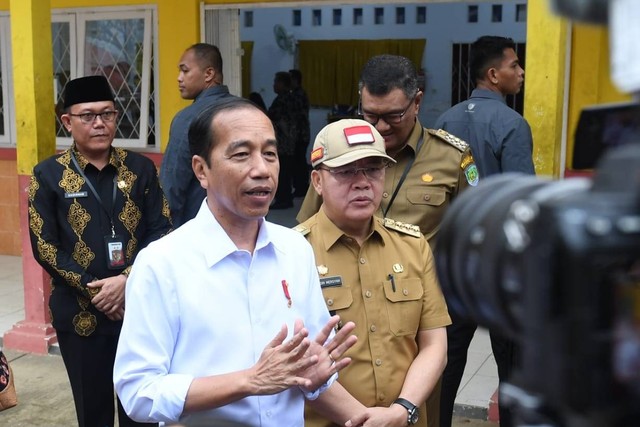 Presiden Jokowi saat meninjau SMKN 2 Kabupaten Bengkulu Tengah, Kamis (20/7/2023). Foto: Rusman/Biro Pers Sekretariat Presiden