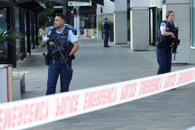 Petugas polisi berjaga di dekat lokasi penembakan yang dilaporkan di Auckland, Selandia Baru, Kamis (20/7/2023). Foto: Nathan Frandino/REUTERS