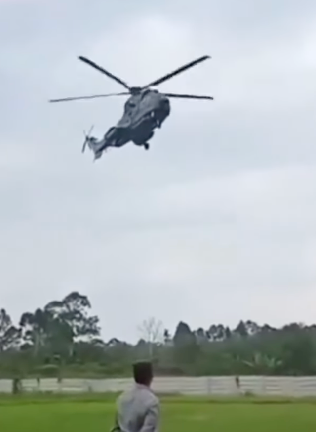 Saat heli hendak mendarat di lapangan sepak bola mini di Kepahiang, sebelum tembok roboh. Dok: Ist.