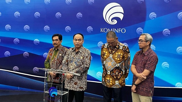 Menkominfo Budi Arie Setiadi (kedua kiri) menggelar konferensi pers terkait aplikasi judi, Kamis (20/7/2023). Foto: Haya Syahira/kumparan