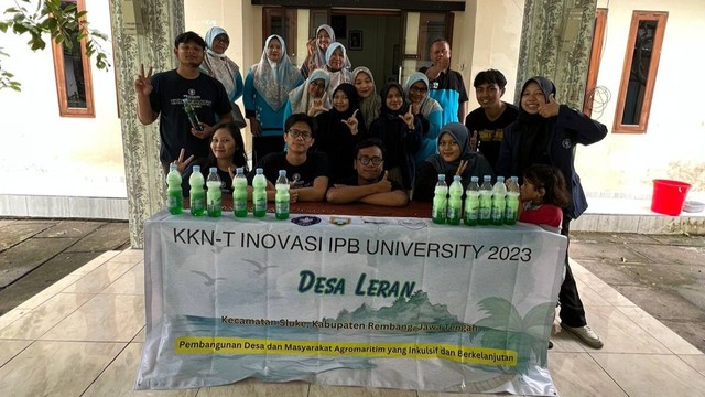 Mahasiswa KKN IPB berfoto bersama para kader posyandu dengan sabun cuci hasil penyuluhan