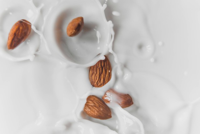  Manfaat Susu Almond , Unsplash/Austin Wilcox