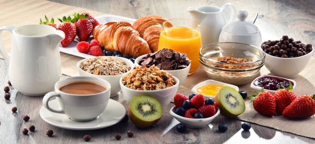 Ilustrasi sarapan di hotel. Foto: monticello/Shutterstock