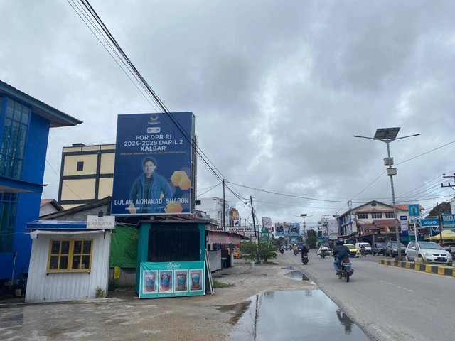 Baliho Gulam Mohamad Sharon di Jalan Lintas Melawi Sintang. Foto: Yusrizal/Hi!Pontianak