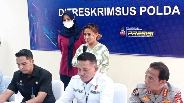 Tersangka penistaan agama Lina Mukherjee saat ditampilkan di press relase Polda Sumsel, Foto : Abdul Toriq/Urban. Id