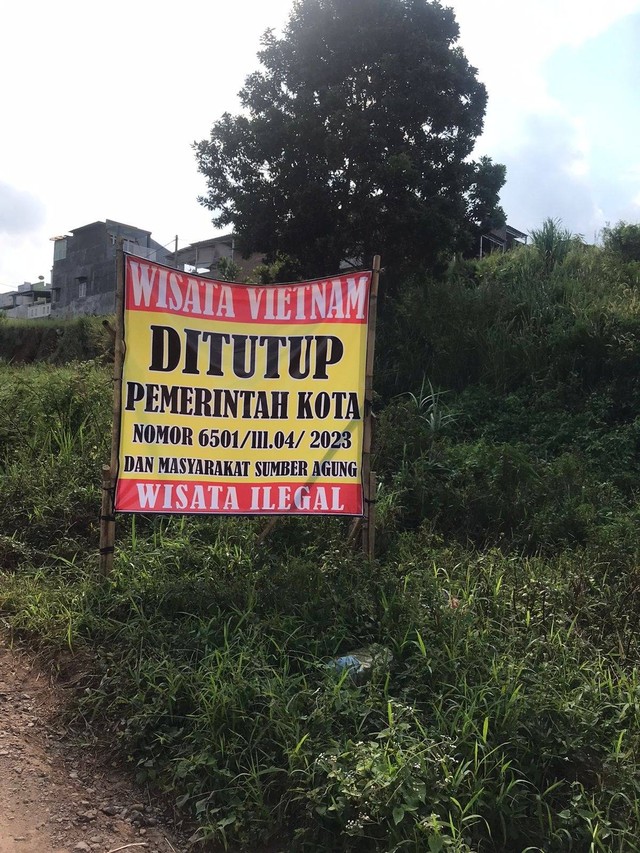 Banner berisi penutupan lokasi wisata menuju Kampung Vietnam. | Foto: Ridho ADP/Lampung Geh