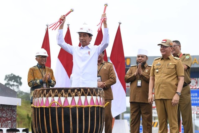 Presiden Jokowi saat meresmikan Jalan Tol Ruas Bengkulu-Taba Penanjung, Bengkulu, Kamis (20/7/2023). Foto: Kris/Biro Pers Sekretariat Presiden