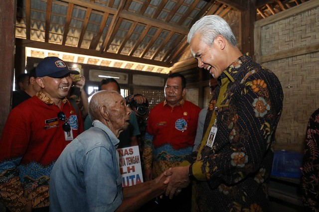 Gubernur Jawa Tengah Ganjar Pranowo saat mengunjungi warga yang kurang mampu. Foto: Dok. Istimewa