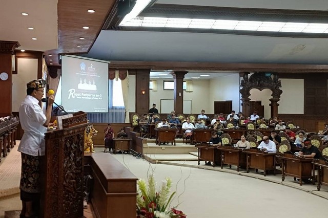 Koster menunjukkan bunga gumitir produk pertanian Bali di Gedung DPRD Bali. Foto: Denita BR Matondang/kumparan