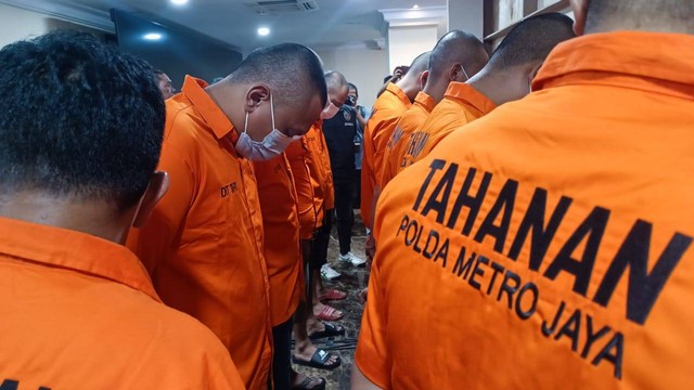 Polisi menunjukkan tersangka dalam jumpa pers TPPO di Polda Metro Jaya.  Foto: Thomas Bosco/kumparan