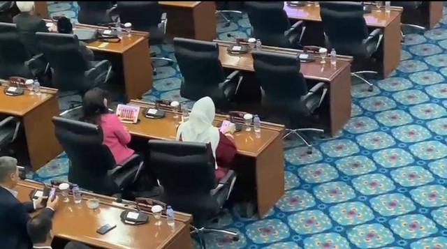 Anggota DPRD DKI Jakarta Fraksi PDIP Cinta Mega bermain game saat rapat paripurna.  Foto: Dok. Istimewa