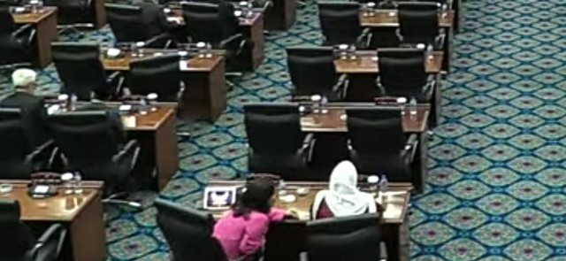 Anggota DPRD DKI Jakarta Fraksi PDIP Cinta Mega bermain game saat rapat paripurna. Foto: Dok. Istimewa